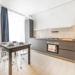 Appartamento Roomy Close To Subway M5!, Milano